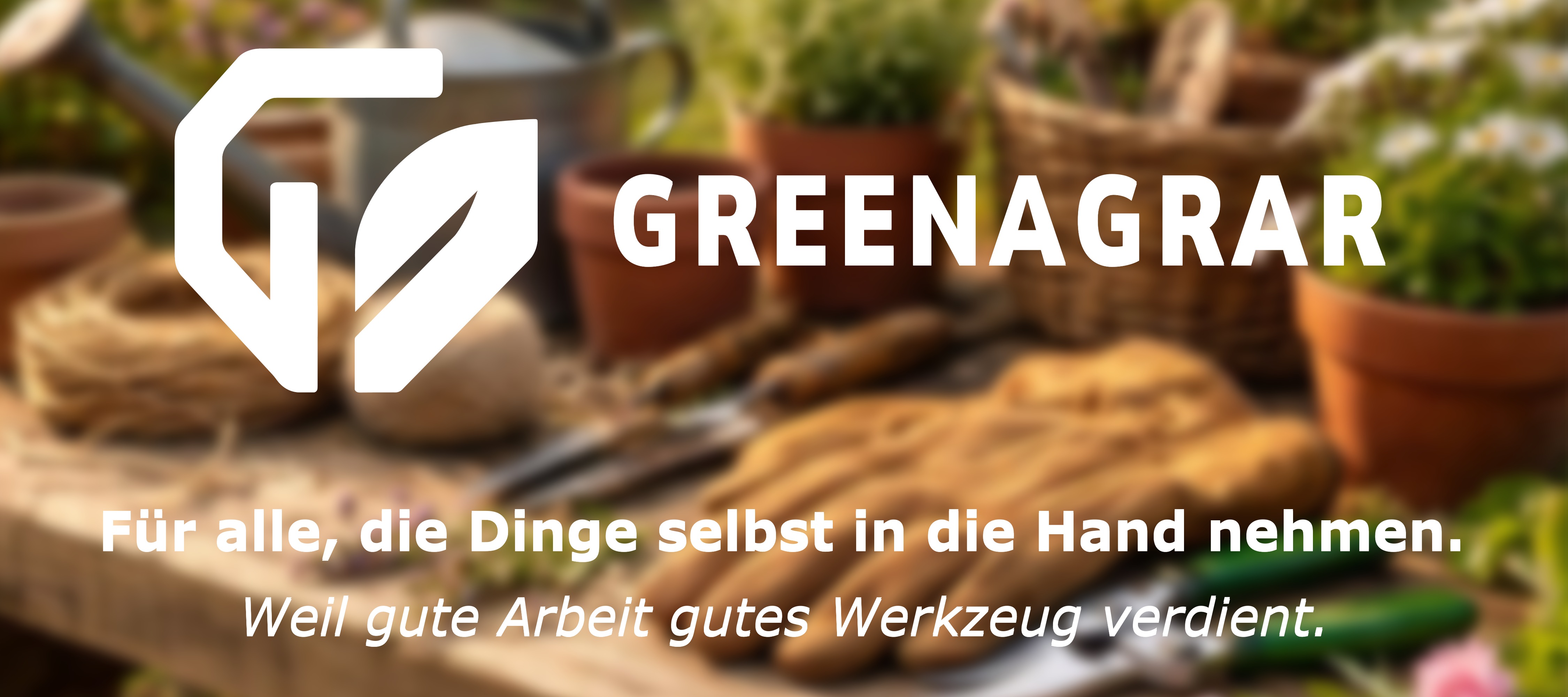 Gartentisch mit Gartengeräten